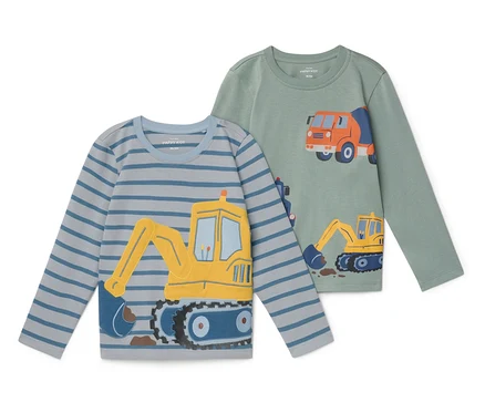 Zwei langärmelige Kinder T-Shirts liegen nebeneinander. Das eine ist blau gestreift mit einem gelben Bagger darauf, das andere ist grün mit einem Betonmischer und einem Bagger darauf.