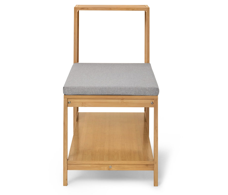 Ein Holzstuhl mit einem grauen, gepolsterten Sitz und einem unteren Regal.