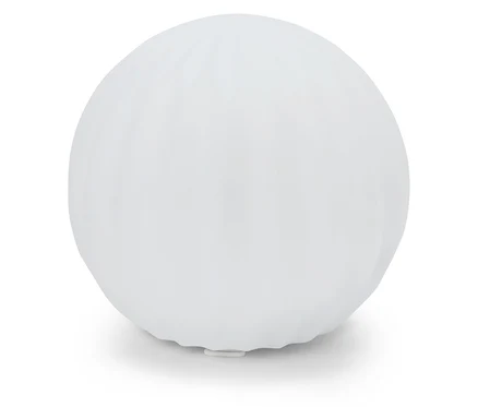 Weiße kugelförmige Lampe auf einem weißen Hintergrund.