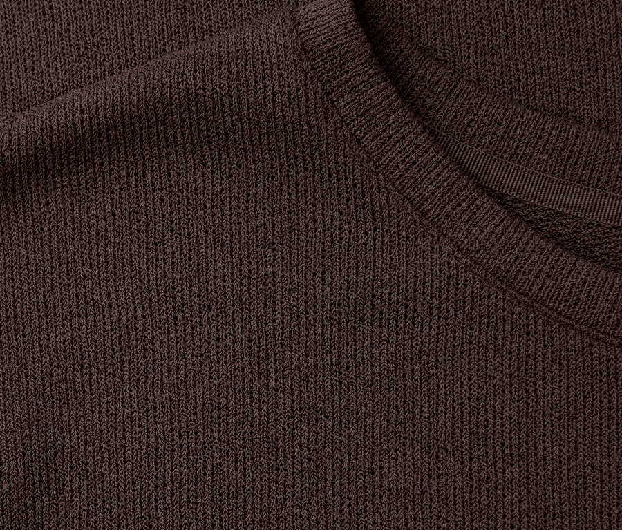 Nahaufnahme eines dunkelbraunen Street One T-Shirts, das die feine Strickstruktur und einen gerippten Halsausschnitt zeigt.