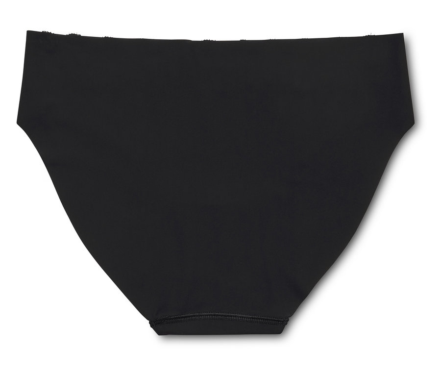 Schwarze Unterhose liegt auf einem weißen Hintergrund.
