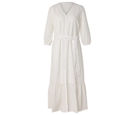 Ein langes, weißes Kleid mit einem V-Ausschnitt, langen Ärmeln und einem Gürtel ist auf einem weißen Hintergrund zu sehen.