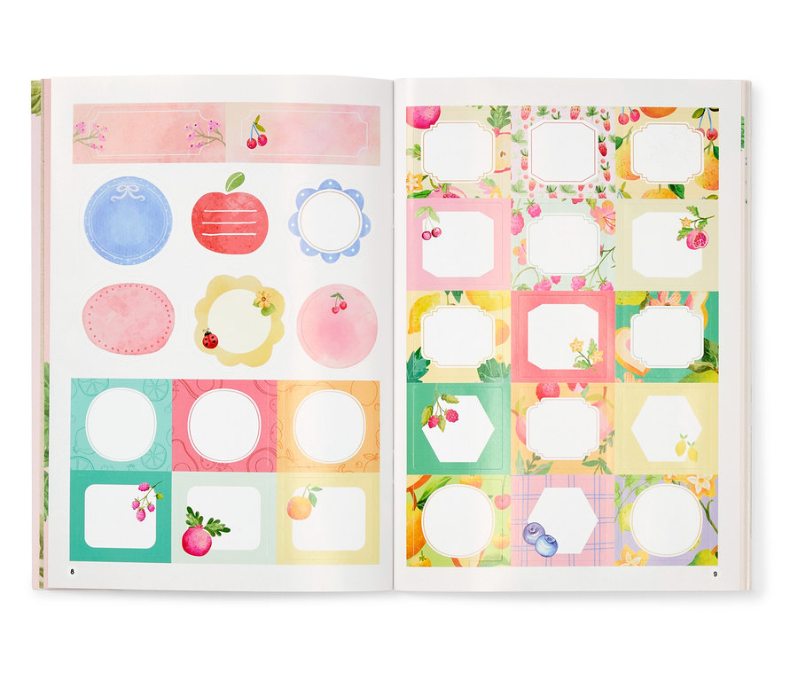 Aufgeschlagenes »Mit Liebe selbstgemacht« Buch mit Seiten voller bunter, leerer Aufkleber mit Fruchtmotiven.