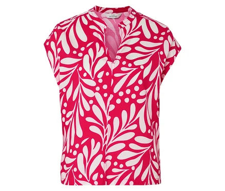 Nahaufnahme einer rot-weißen Bluse mit Blättermuster.
