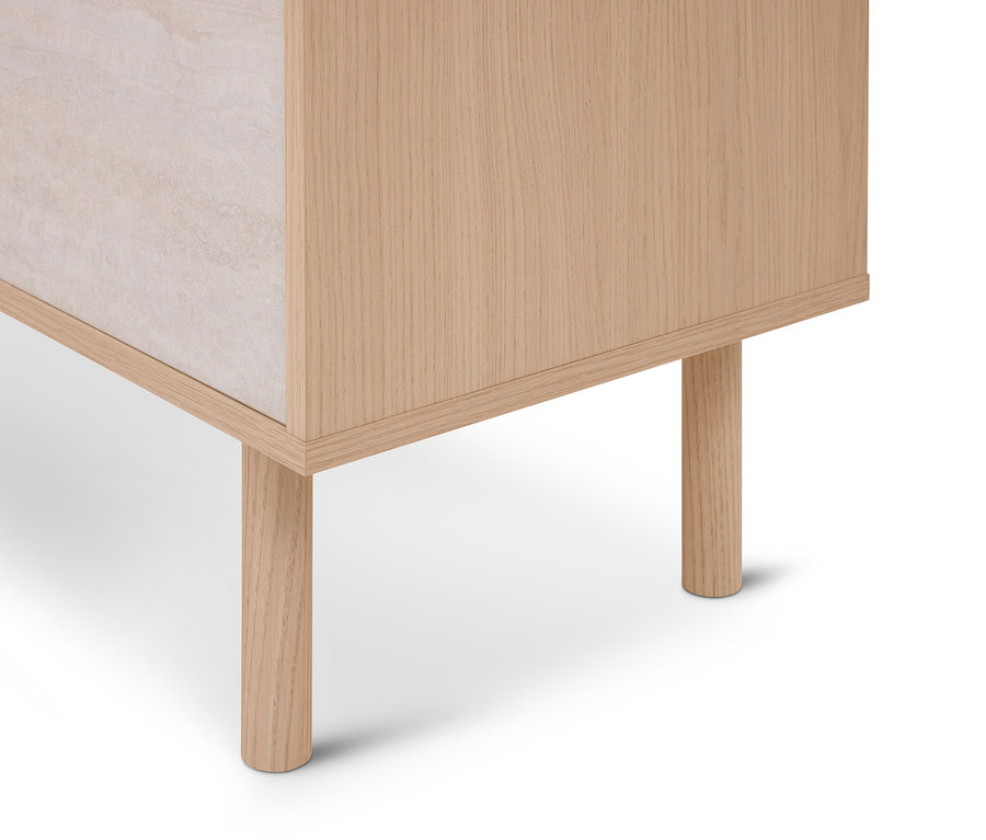 Untere Ecke eines Möbelstücks mit hellem Holzrahmen und zwei runden Holzbeinen, eine Seitenplatte aus hellem, strukturiertem Material.