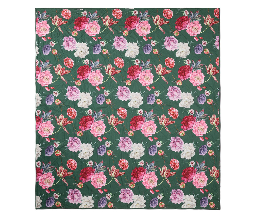 Dunkelgrüne Steppdecke mit einem sich wiederholenden Blumenmuster. Das Muster zeigt große rosa, weiße und rote Blüten sowie kleinere violette Blumen und grüne Blätter.