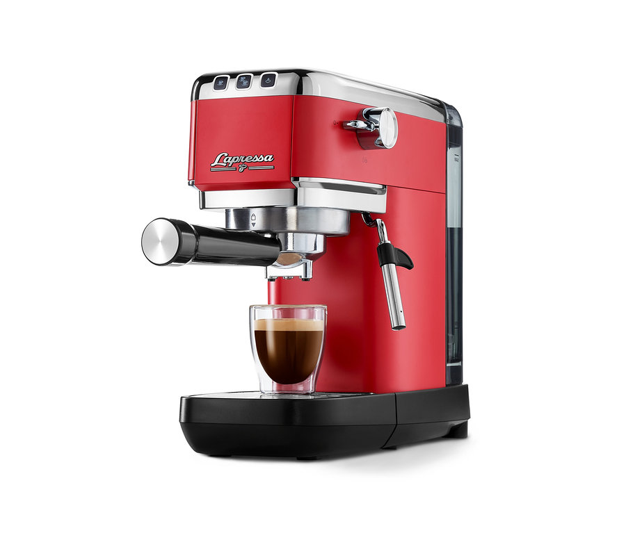 Rote »Lapressa« Siebträgermaschine, die Kaffee in eine klare Glastasse ausgibt, mit Chromakzenten und einer Dampfdüse.