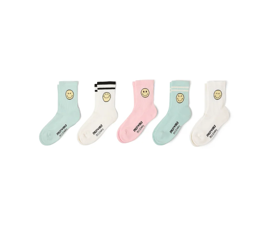 Fünf Socken in Pastellfarben mit Smiley-Motiven liegen aufgereiht auf weißem Grund.