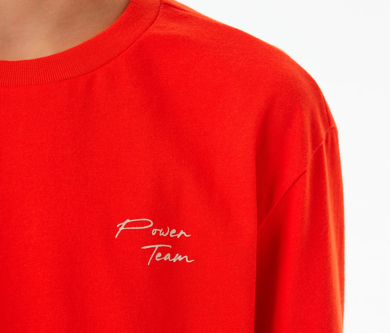 Rotes SCHIESSER Kinder-Pyjama-Oberteil mit Bündchen und der Aufschrift „Power Team“ auf der Brust.