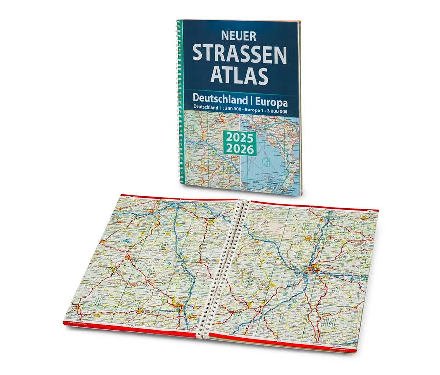 Ein geöffneter Straßenatlas ist dargestellt. Buch: Neuer Straßen-Atlas Deutschland/Europa 2025/2026 obenauf.