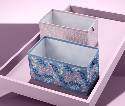 Zwei rechteckige Schubladen-Ordnungsboxen auf einem geneigten Tablett.