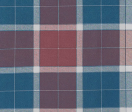 Nahaufnahme von karierter Microfaser-Bettwäsche in Blau-, Rot- und Weißtönen.