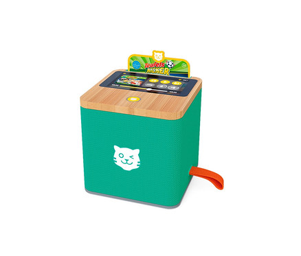 Grüne tigerbox TOUCH mit Holzoberseite und Display.