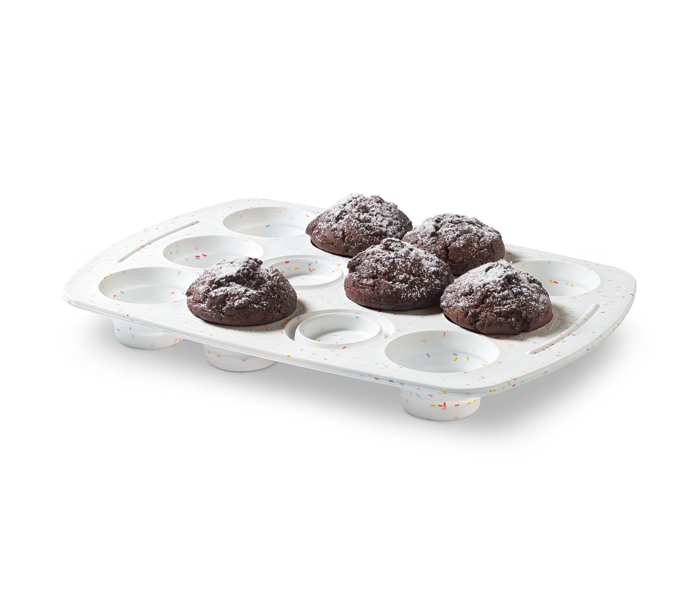 Fünf mit Puderzucker bestreute Muffins in einem weißen Muffinblech.