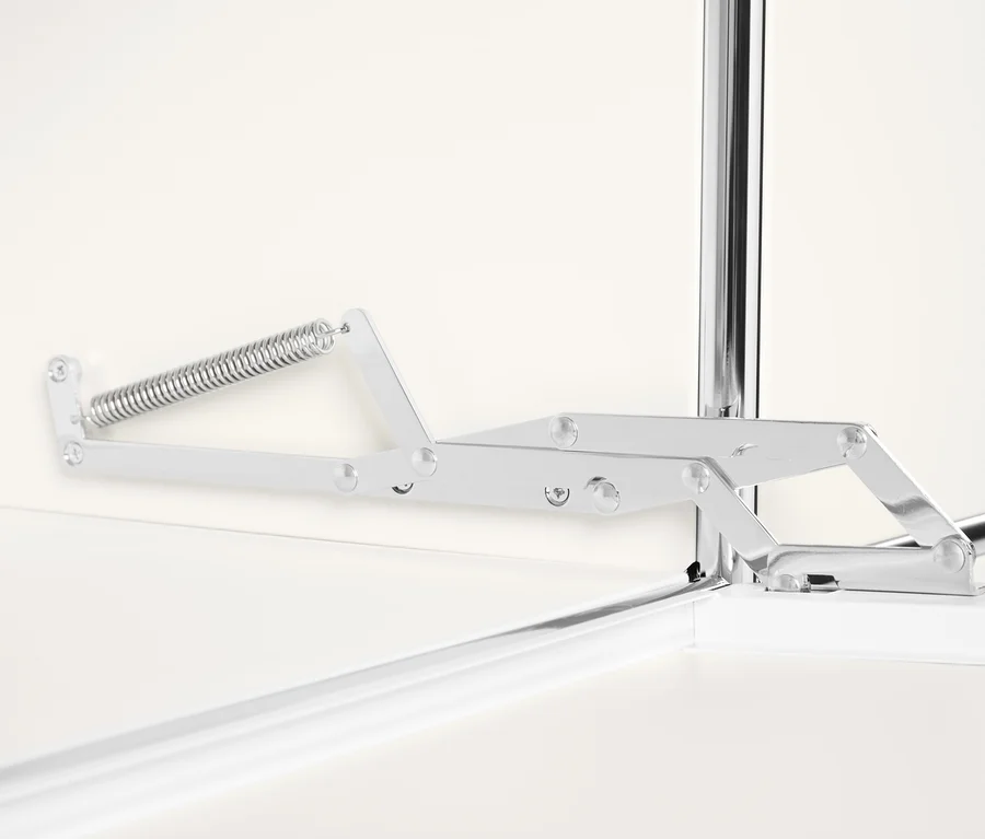 Detailansicht eines weißen Metall »CN3« Sideboards mit Klappenfächern und Öffnungsmechanismus.