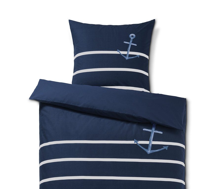 Marineblaue, gestreifte Renforcé-Bettwäsche mit Ankermotiv.