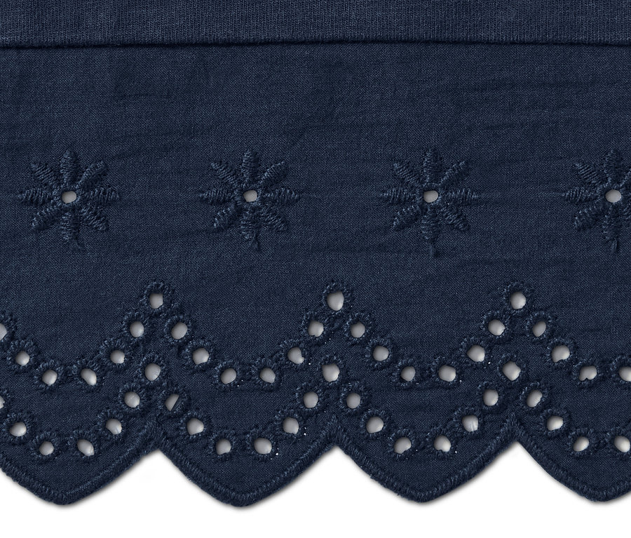 Detailaufnahme einer blauen Culotte mit Stickerei.