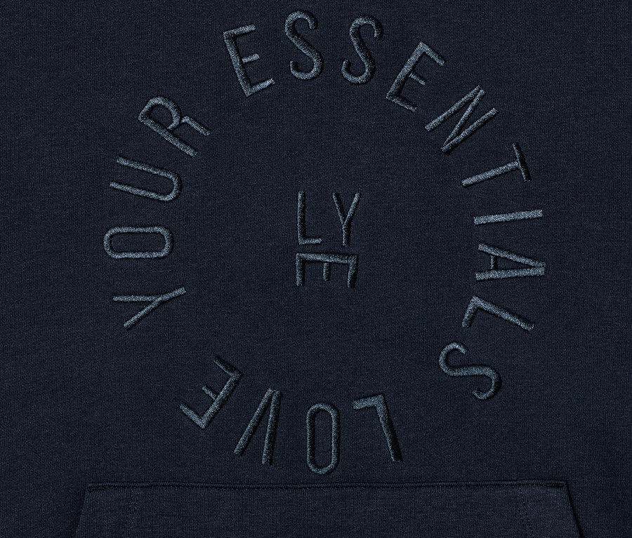 Detailansicht eines dunkelblauen Hoodies mit der Aufschrift YOUR LOVE ESSENTIALS LY.