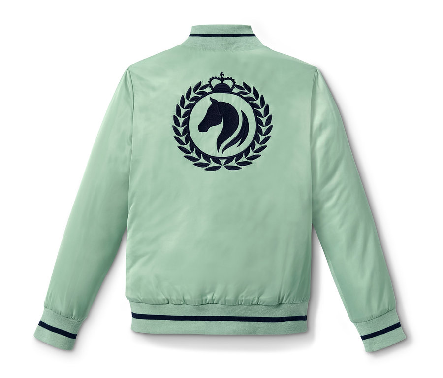 Rückansicht einer hellgrünen Blousonjacke mit einem dunkelblauen Pferde-Logo im Kreis auf dem Rücken.