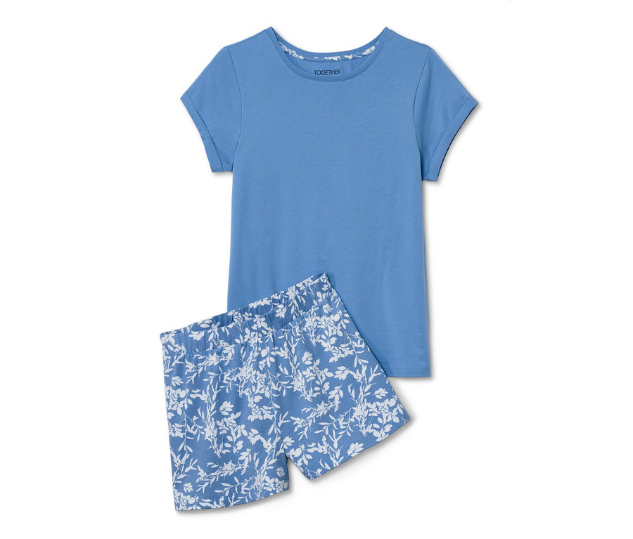 Ein blaues Shorty-Pyjama mit floralen Shorts.
