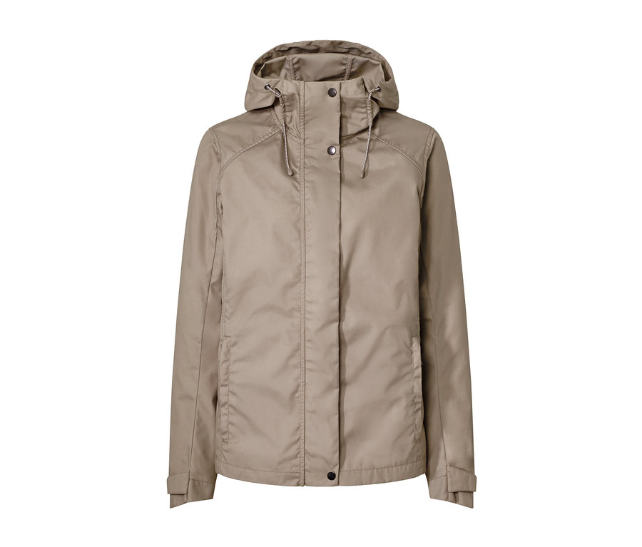 Beige Allwetterjacke mit Kapuze.