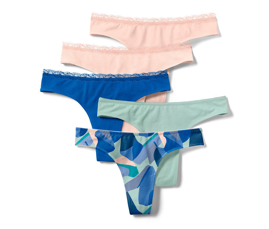 Fünf Strings in verschiedenen Farben liegen übereinander.