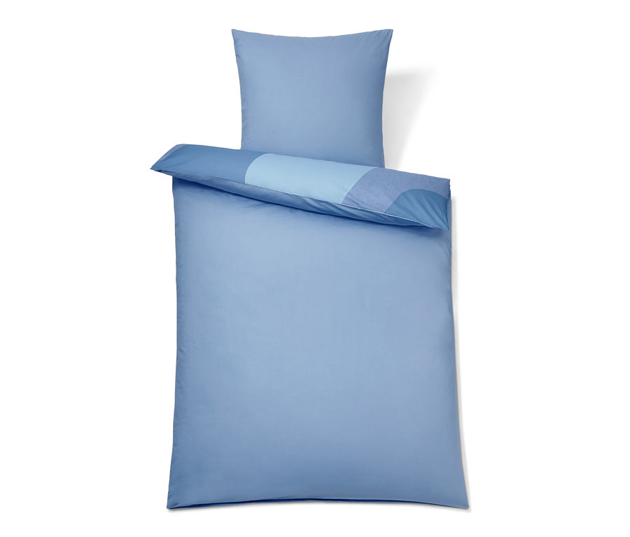 Hellblaue Premium-Baumwoll-Bettwäsche in Normalgröße und Übergröße liegt gefaltet übereinander.