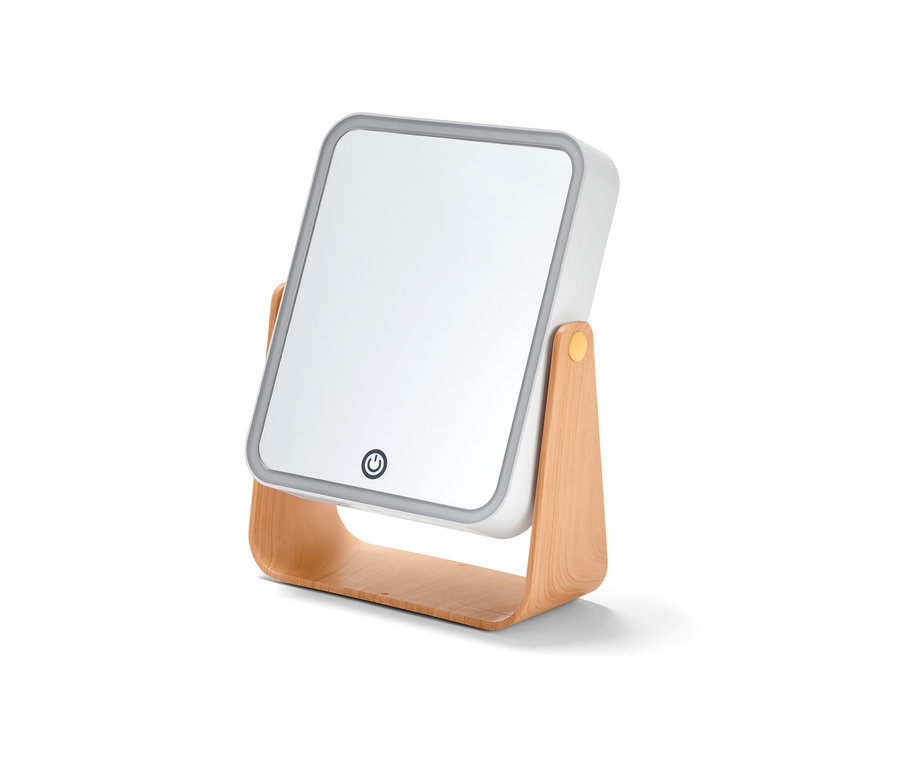 Detailansicht eines LED-Kosmetikspiegels auf einem Holzständer.