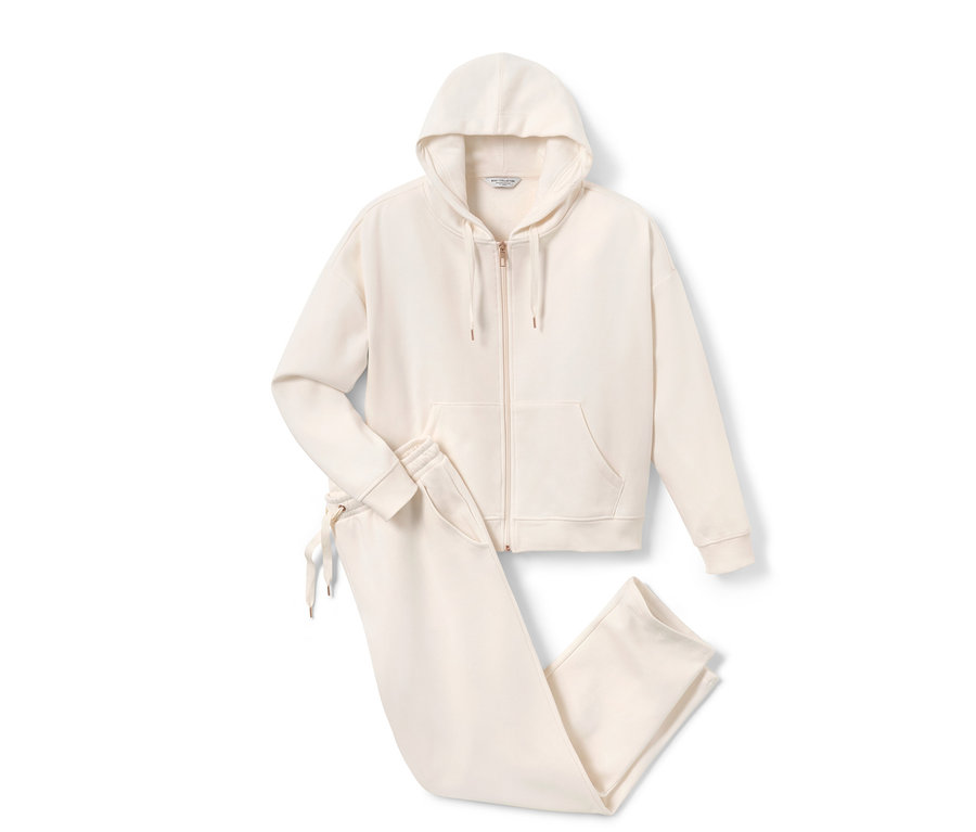 Ein cremefarbener Hausanzug mit Kapuzenjacke und Hose.