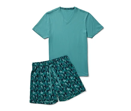 Ein türkis-farbenes Shorty-Pyjama-Set bestehend aus einem T-Shirt mit V-Ausschnitt und Shorts mit einem grünen Blätterdruck.
