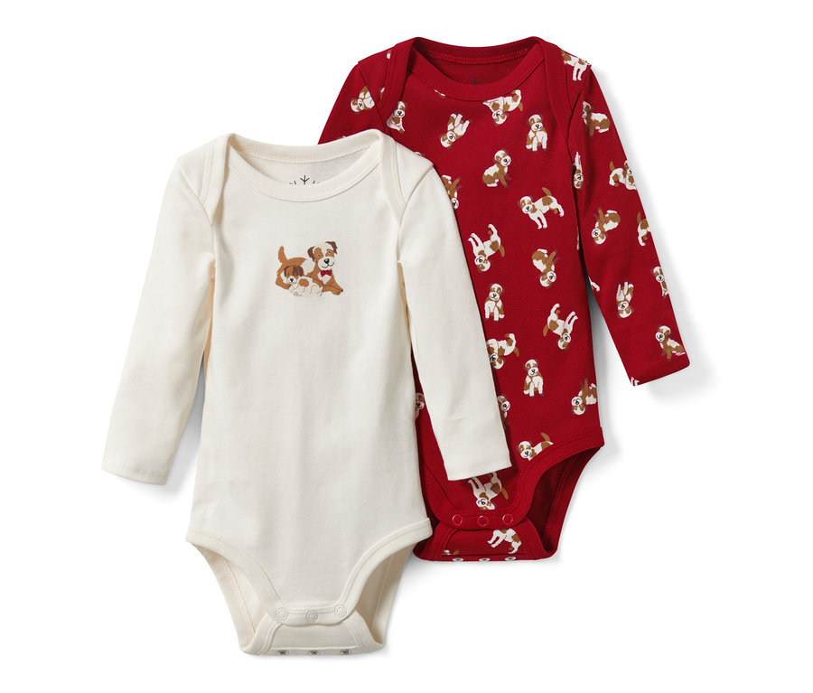 Zwei Baby-Bodys: Ein cremefarbener mit Hundeabbildung, ein roter mit Hundeprint.