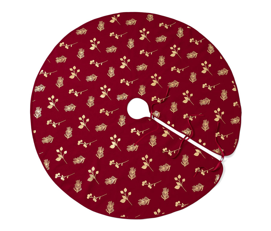 Eine rote Tannenbaumdecke mit goldenen Blättern und Nadelmotiven.