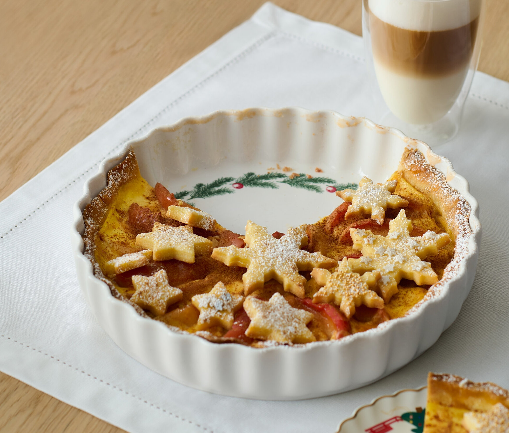 Kuchen in Pie- und Tarte-Form mit Teigsternen und Glas Latte.