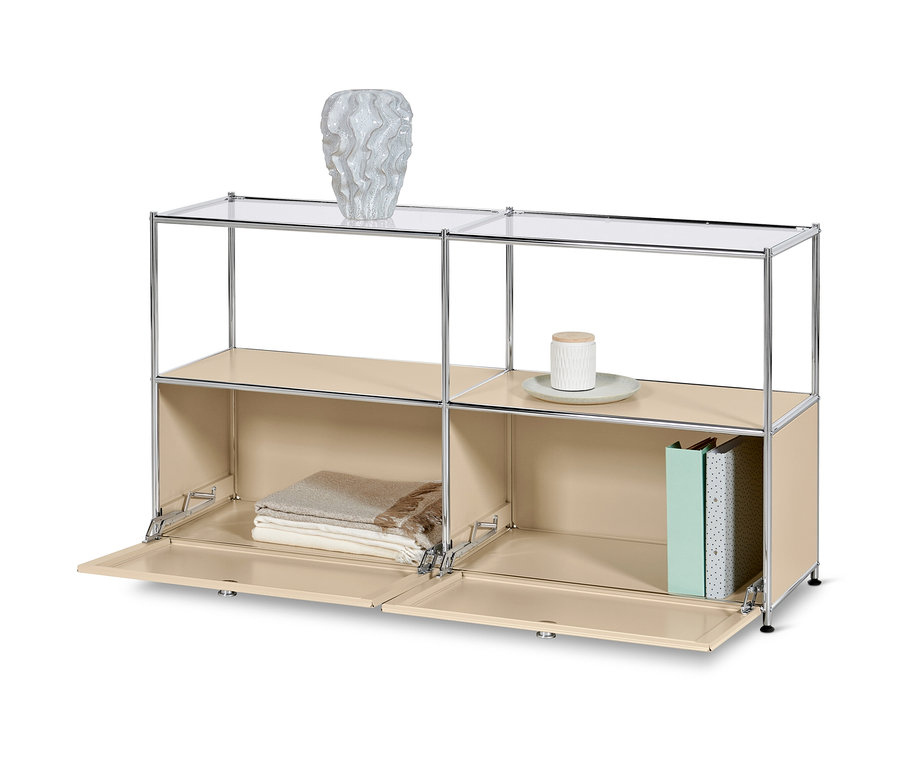 Beiges Sideboard Metall »CN3« mit 2 Klappen und Glasböden. Auf der oberen Ablage steht eine Vase.