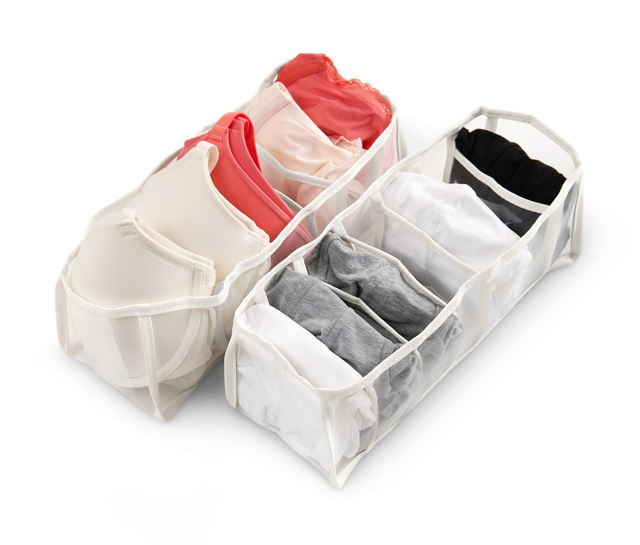 Zwei Kleiderschrank-Organizer mit diversen Inhalten.