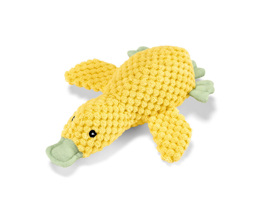 Gelbes Hunde-Plüschspielzeug »Kleine Ente« liegt auf einem weißen Hintergrund.