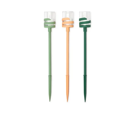 Drei LED-Outdoor-Spieße in Grün, Orange und Dunkelgrün.