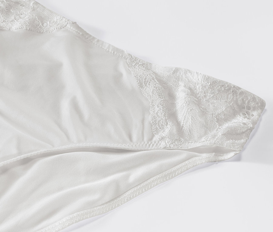 Detailansicht von weißen 2 Slips mit Spitze.