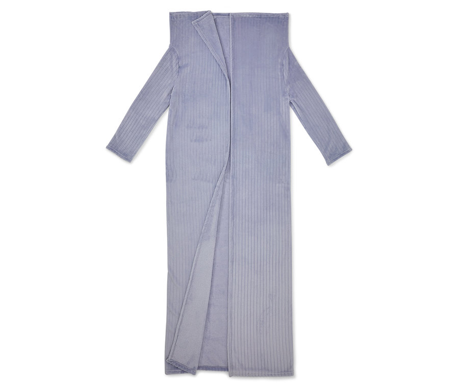 Ein langer, lila Bademantel mit offener Vorderseite und langen Ärmeln liegt auf einem weißen Hintergrund.