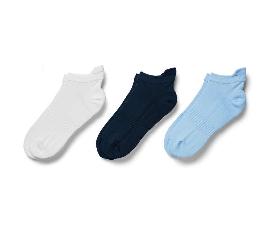 Drei Paar Funktions-Sportsocken in Weiß, Dunkelblau und Hellblau.