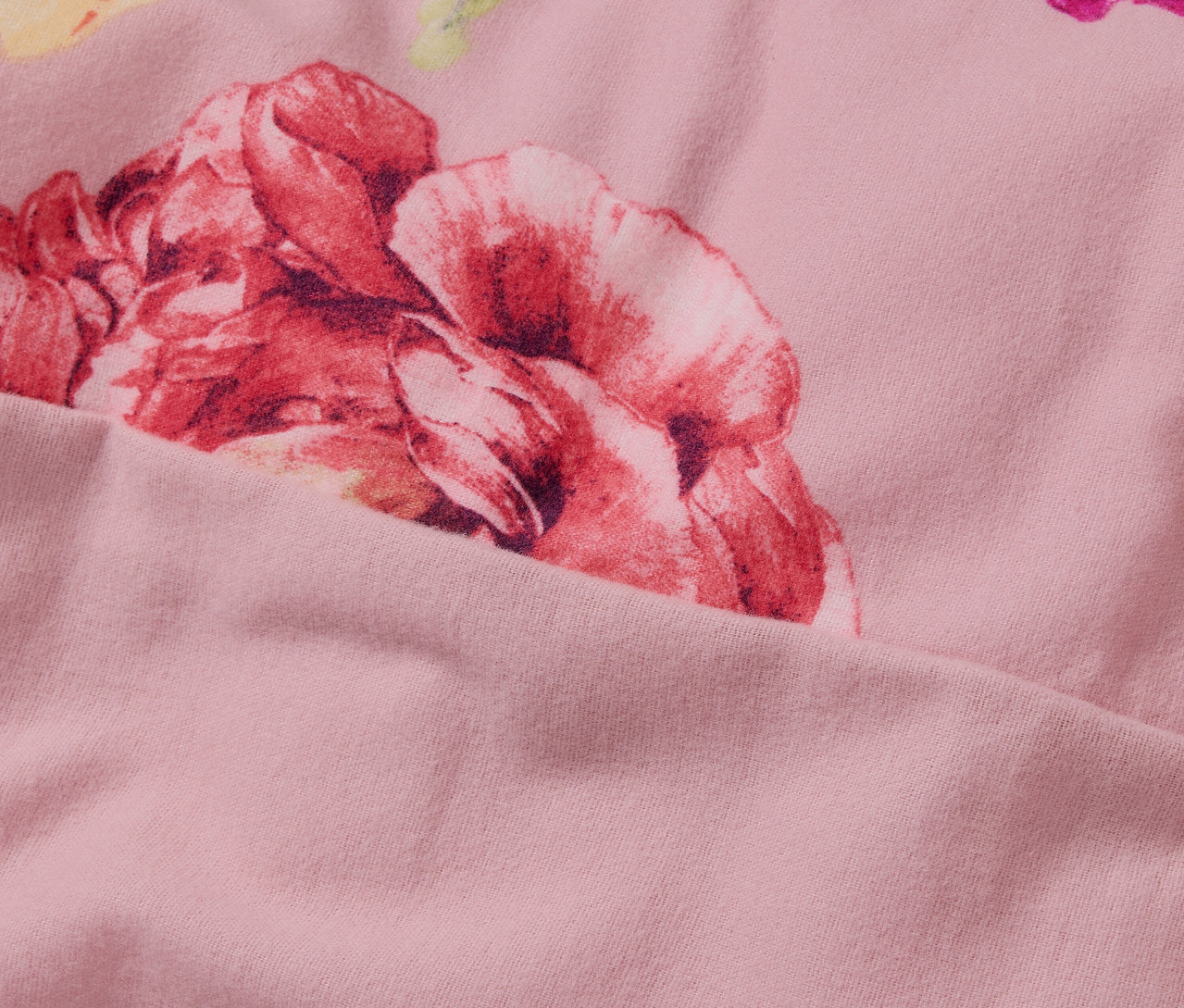 Nahaufnahme der rosa Biber-Bettwäsche in Normalgröße mit Blumenmuster.