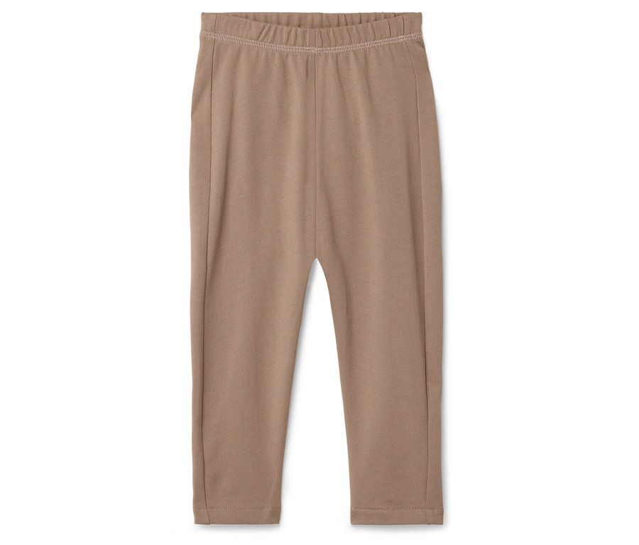 Beige Hose mit Gummibund auf weißem Hintergrund.