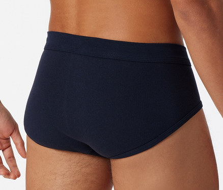 Mann von hinten in marineblauen SCHIESSER Sportslips mit feiner Rippstruktur.
