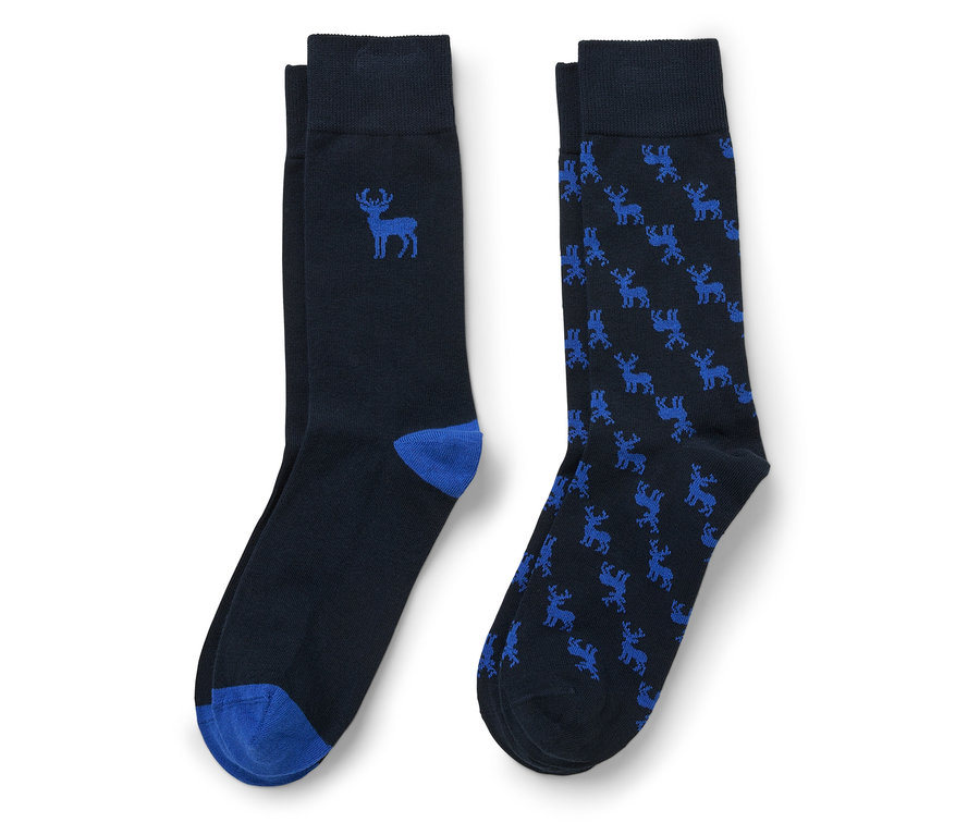 Zwei Paar dunkelblaue Socken. Ein Paar mit einem blauen Elchbild und blauer Spitze und Ferse, das andere mit einem Allover-Elchmuster in Blau.
