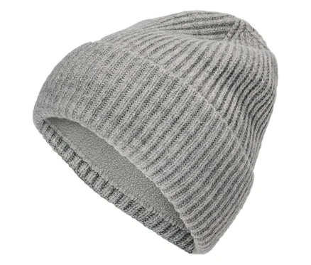 Detailaufnahme einer grauen Strickmütze.