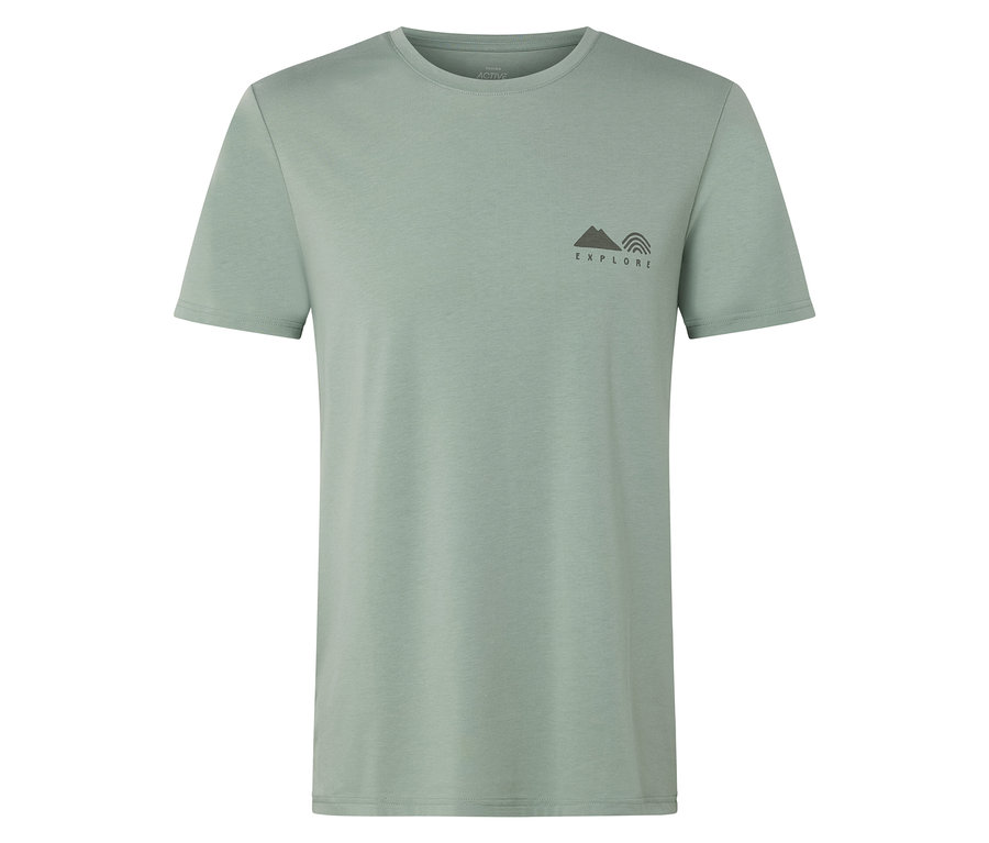 Hellgrünes T-Shirt mit kurzem Ärmel, mit kleinem Bergen- und Regenbogenaufdruck links.