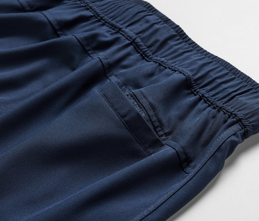 Nahaufnahme einer Badeshorts mit elastischem Bund und Tasche.