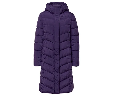 Lila Steppjacke mit Kapuze.
