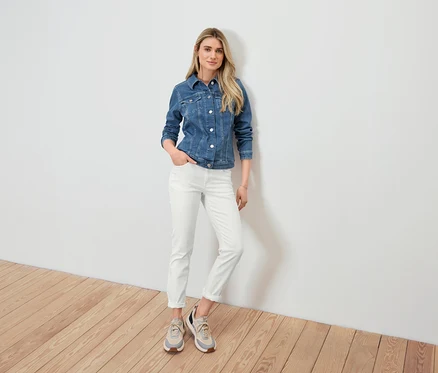 Frau posiert in Jeansjacke und Jeans ‒ Fit »Kira«.