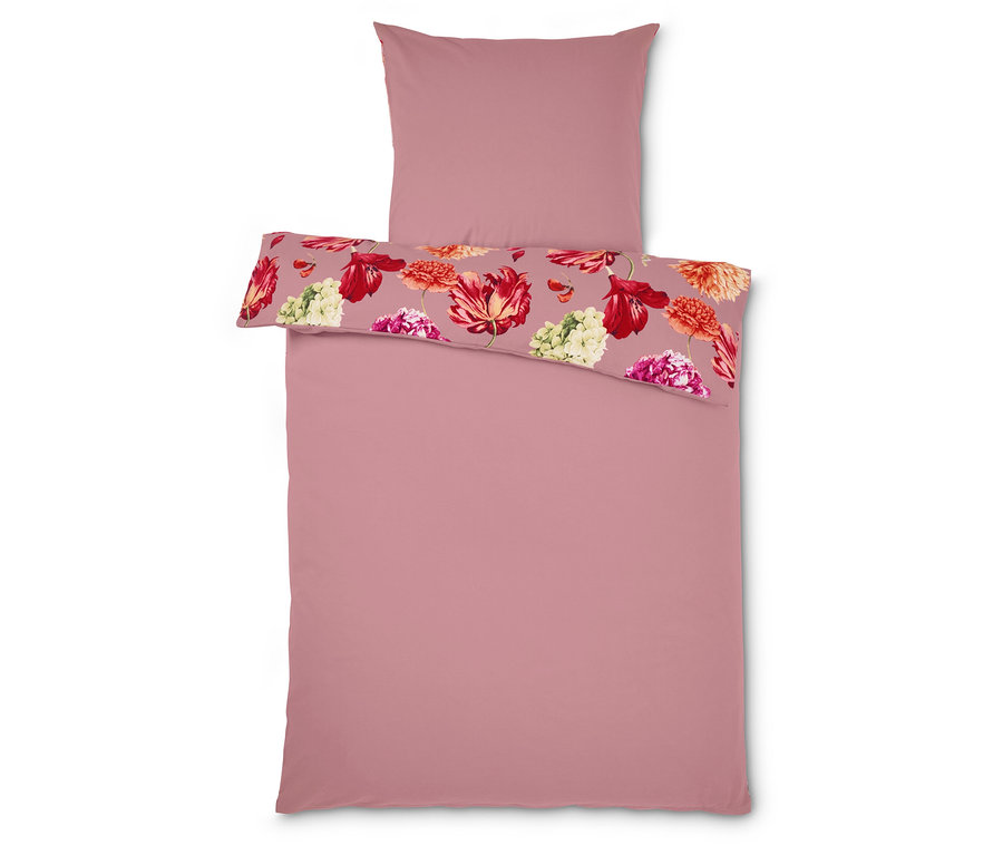 Rosa Bettwäsche mit Blumenmuster.